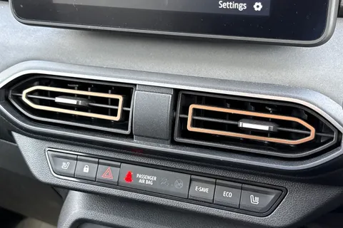 EN74MVH Dacia Jogger 1.6 Hybrid EXTREME Auto Euro 6 (s/s) 5dr Thumbnail #41