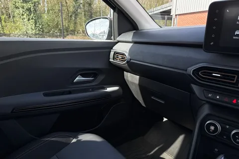 EN74MVH Dacia Jogger 1.6 Hybrid EXTREME Auto Euro 6 (s/s) 5dr Thumbnail #42