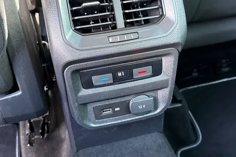 DA18TNJ Volkswagen Tiguan 2.0 TDI SE Navigation DSG 4Motion Euro 6 (s/s) 5dr Thumbnail #35