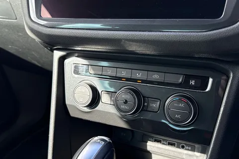 DA18TNJ Volkswagen Tiguan 2.0 TDI SE Navigation DSG 4Motion Euro 6 (s/s) 5dr Thumbnail #58