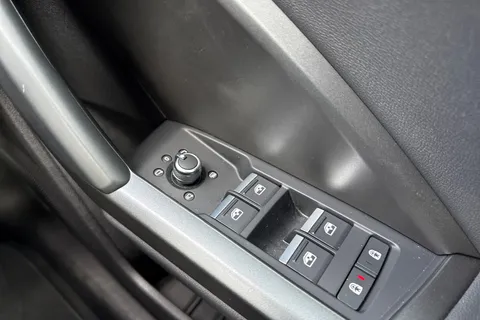 KN74ZWA Audi Q3 1.5 TFSI CoD 35 S line S Tronic Euro 6 (s/s) 5dr Thumbnail #26