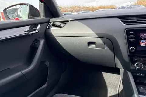 DF69LPJ Škoda Octavia 2.0 TSI vRS Challenge DSG Euro 6 (s/s) 5dr Thumbnail #21