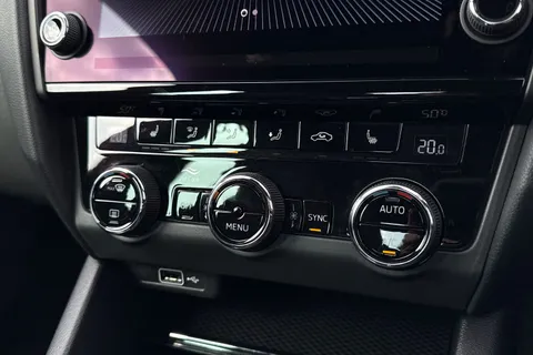 DF69LPJ Škoda Octavia 2.0 TSI vRS Challenge DSG Euro 6 (s/s) 5dr Thumbnail #23