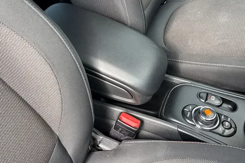 37 of 64 for Mini Countryman 2.0 Cooper D Euro 6 (s/s) 5dr