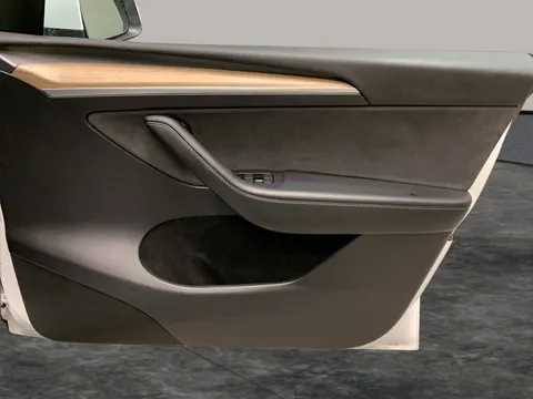 Thumbnail image for the Tesla Model Y (Dual Motor) Long Range   4WDE