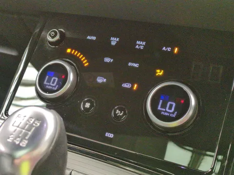 Thumbnail image for the Land Rover Range Rover Evoque 2.0 D165 R-Dynamic S    FWD