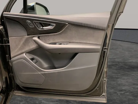 Thumbnail image for the Audi Q7 3.0 TFSIe V6 55 Black Edition   Plug-in  Tiptronic quattro   17.9kWh