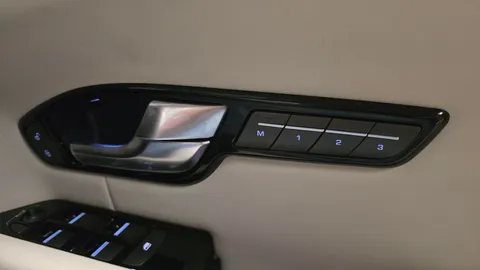 Thumbnail image for the Land Rover Range Rover Evoque 2.0 TD4 HSE Dynamic   4WD