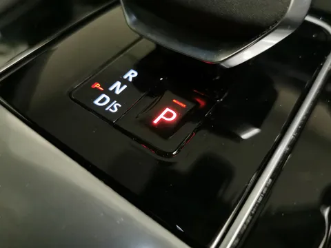 Thumbnail image for the Land Rover Range Rover Velar 2.0 D200 MHEV Edition   4WD