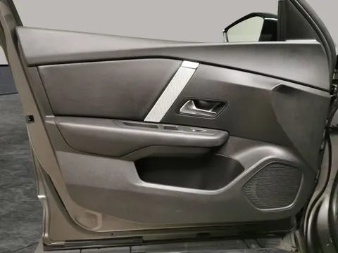 Thumbnail image for the Citroën C4 X 1.2 PureTech Shine Fastback  EAT8