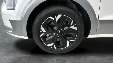 Thumbnail image for the Kia Niro 64.8kWh 4