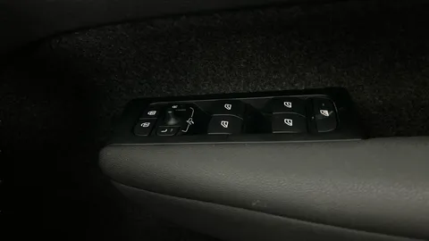 Thumbnail image for the Volvo XC40 1.5h T5 Twin Engine Recharge 10.7kWh R-Design   Plug-in