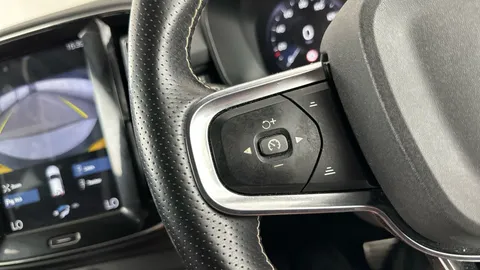 Thumbnail image for the Volvo XC40 1.5h T5 Twin Engine Recharge 10.7kWh R-Design   Plug-in