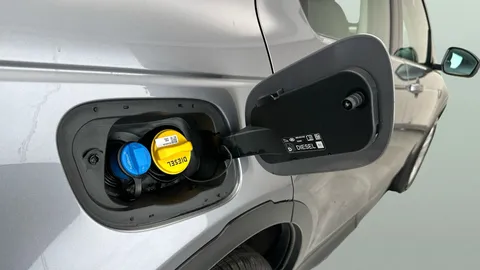 Thumbnail image for the Land Rover Discovery Sport 2.0 D200 MHEV HSE   4WD
