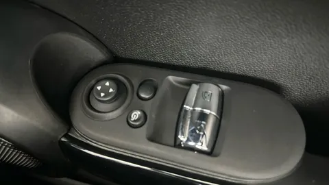 Thumbnail image for the Mini Electric Hatch Cooper SE 32.6kWh Level 2
