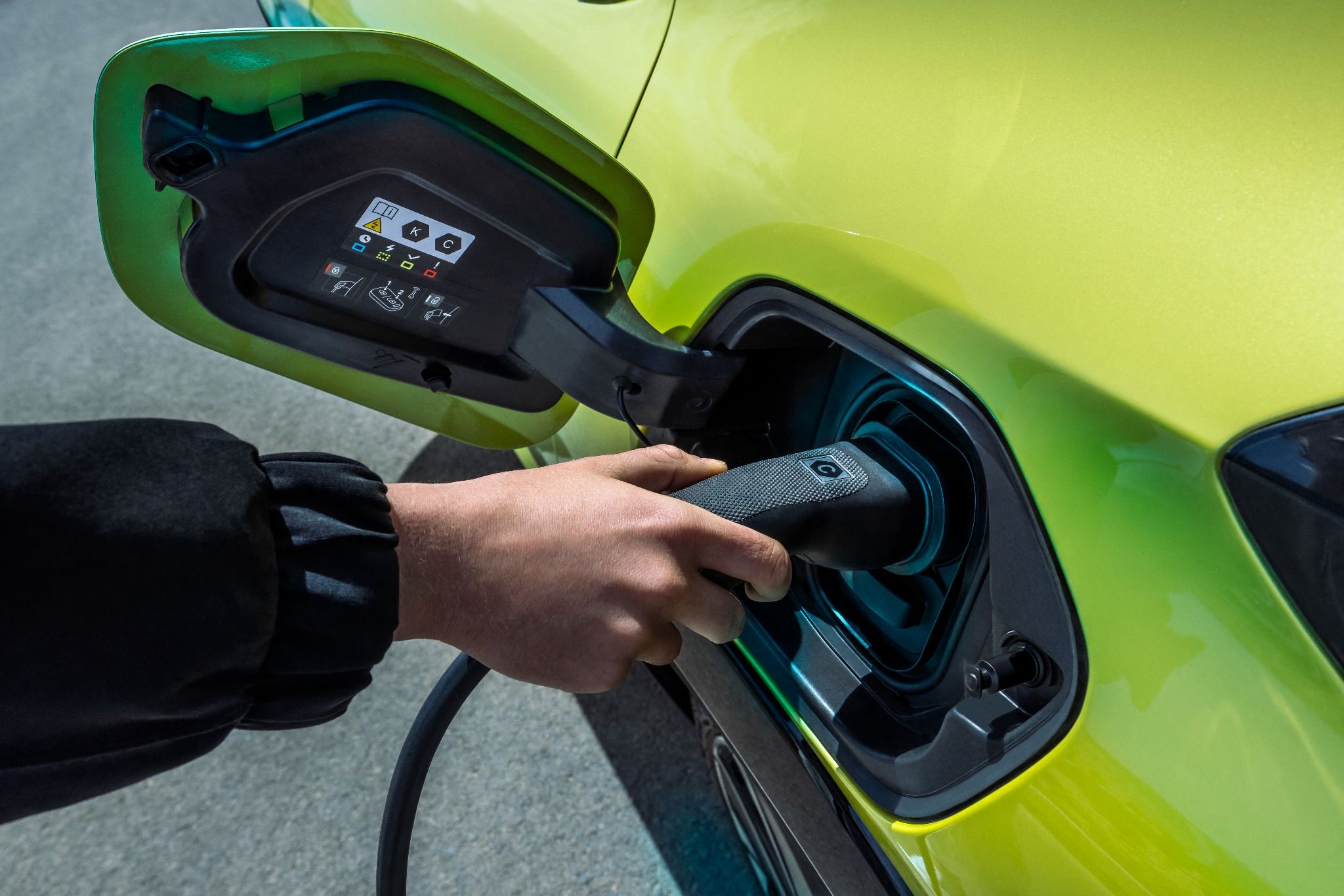 Peugeot E-208 charging port