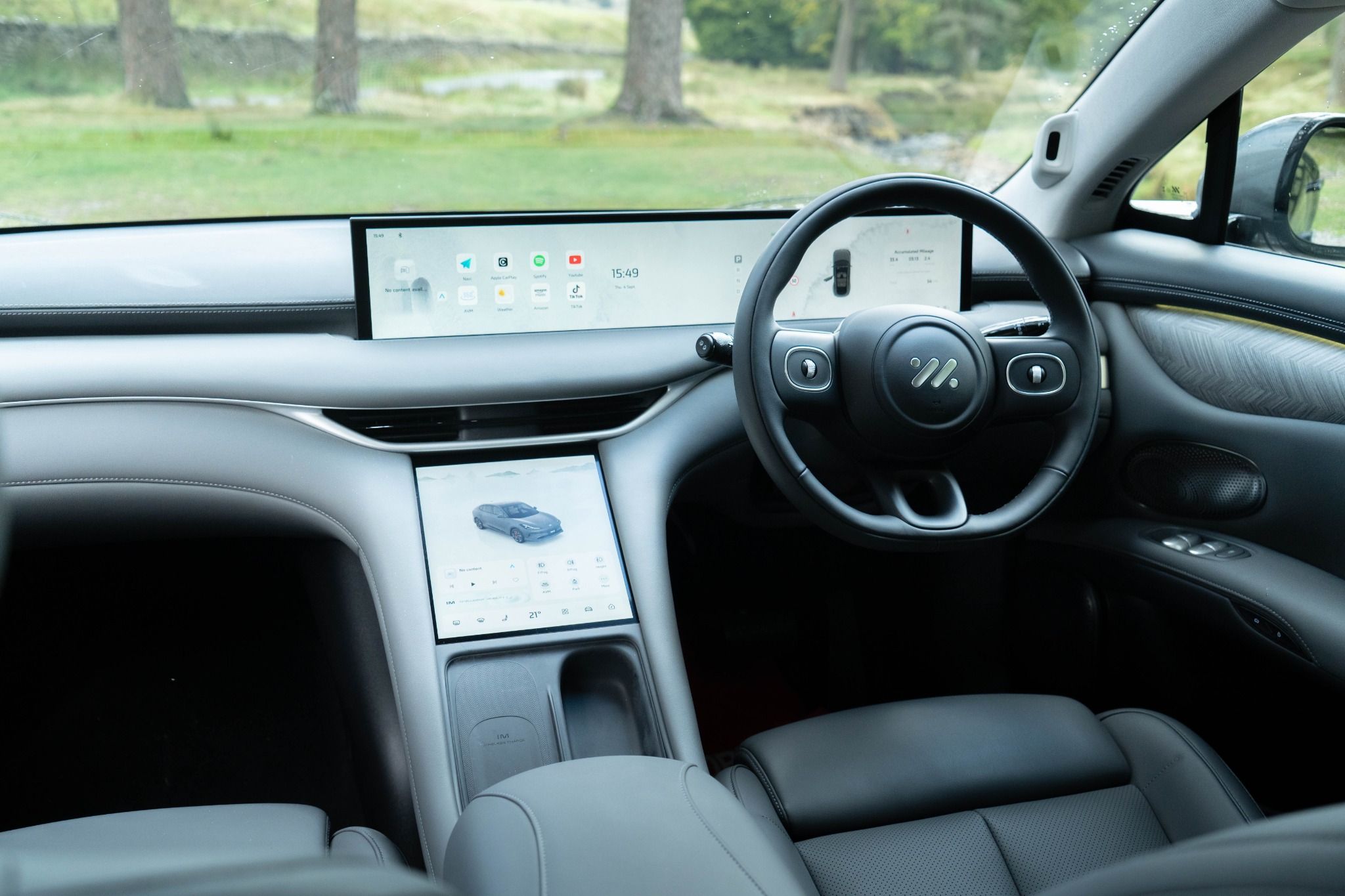 MG IM6 Launch Edition cabin space