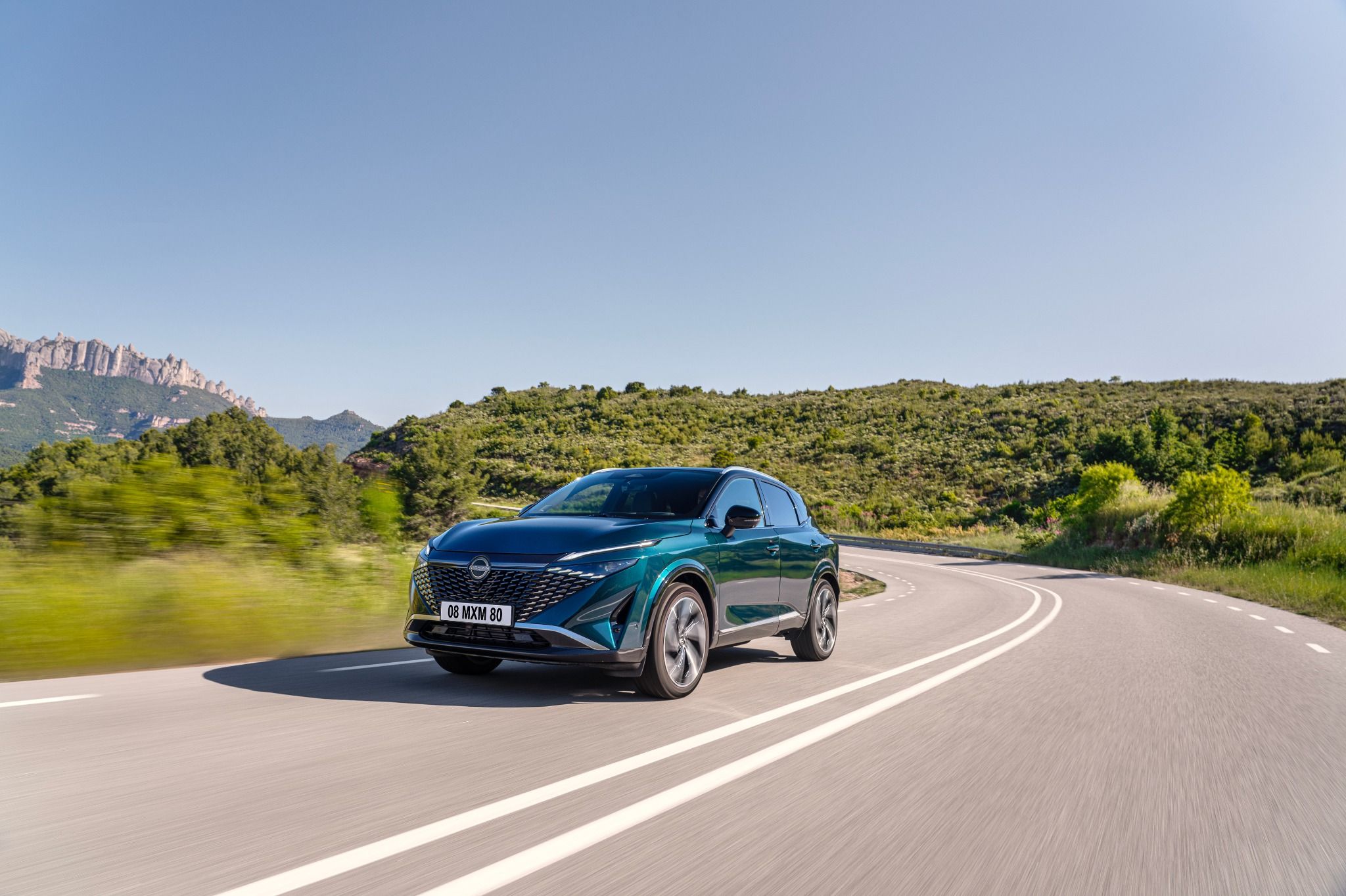 Nissan Qashqai with e-POWER in green driving around a corner