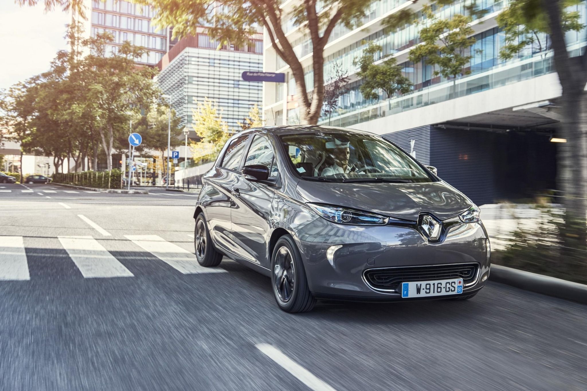 Image of a grey Renault Zoe driving through the city streets