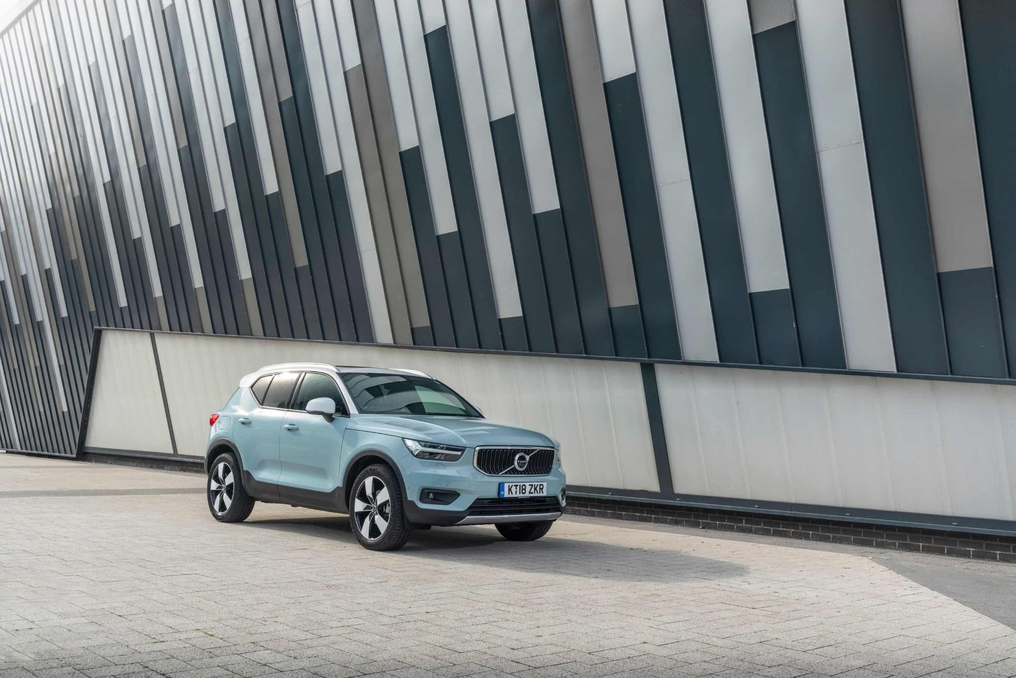 Volvo XC40 Driving