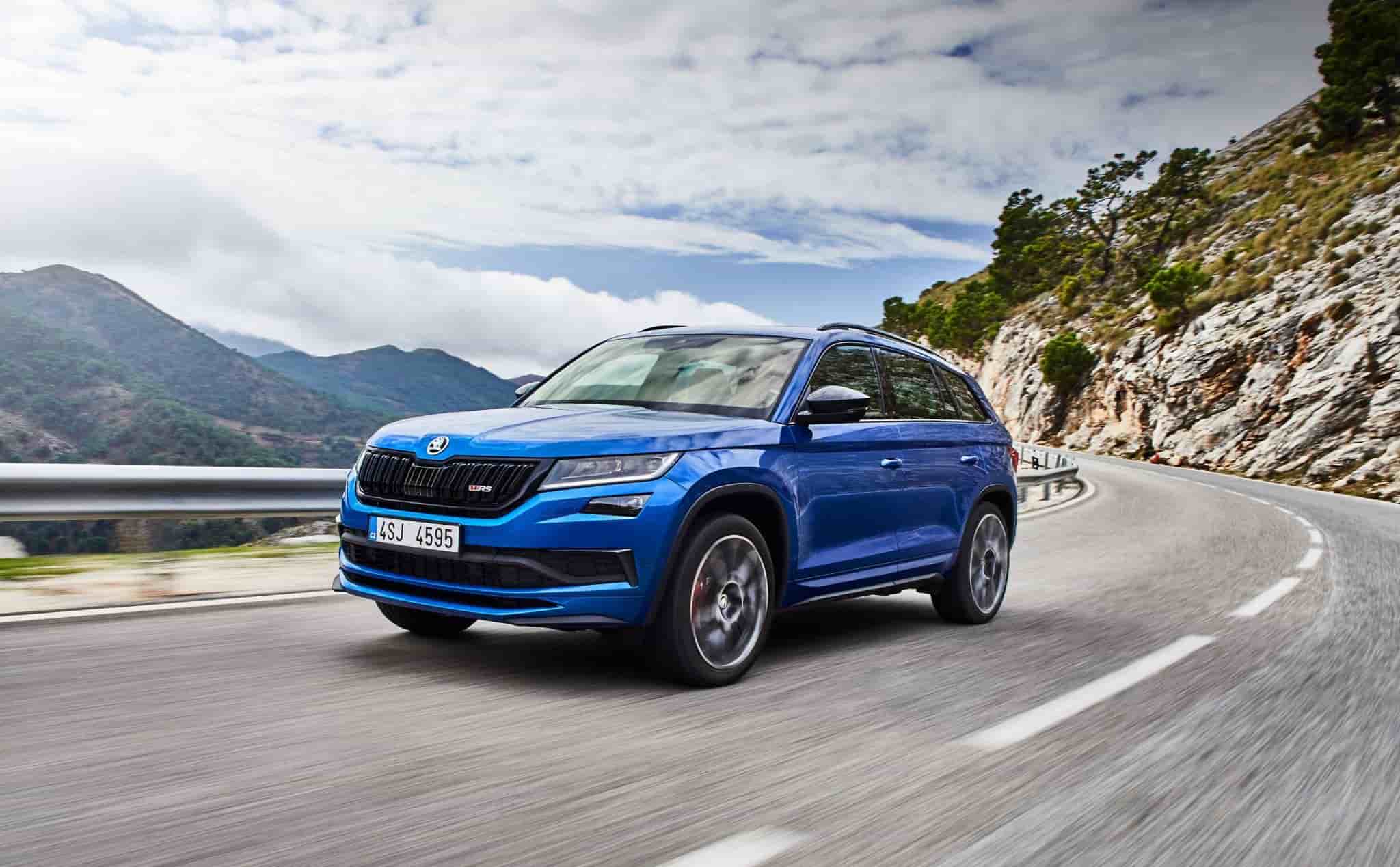 Blue skoda kodiaq on mountain road
