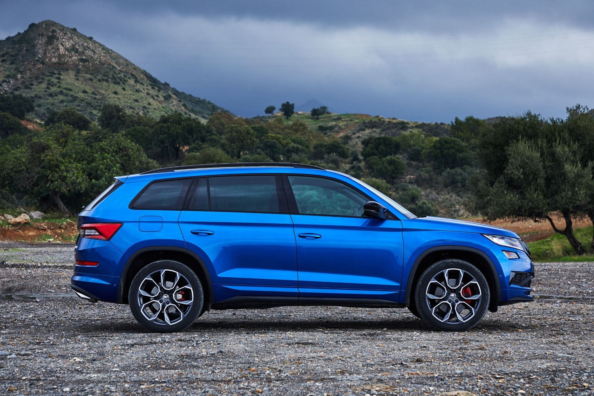 Side view of a blue Kodiaq VRS