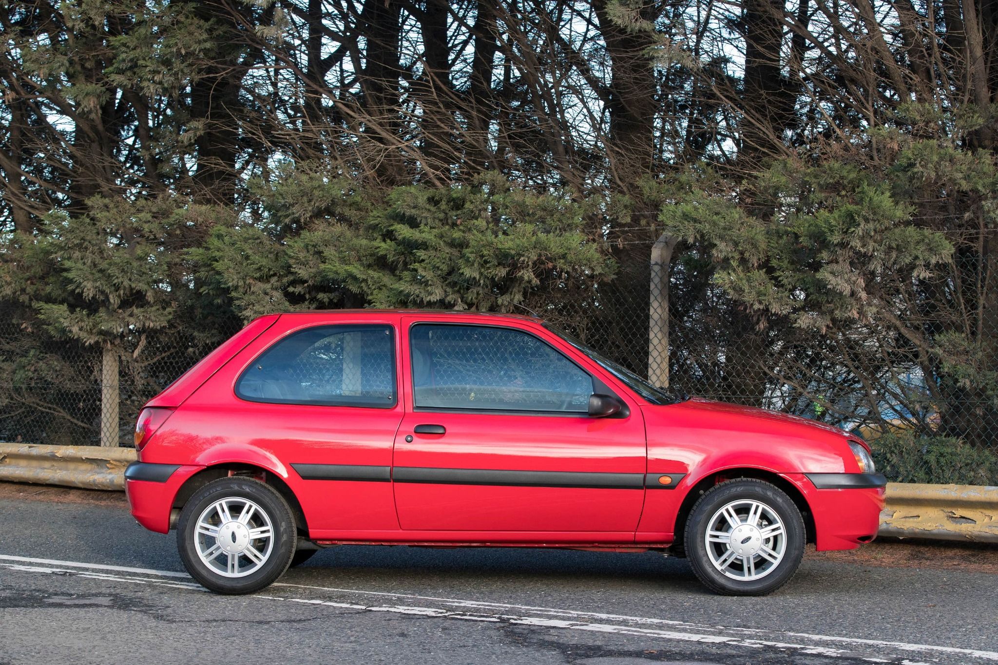 Side view of red Fiesta V (1999 -2001)