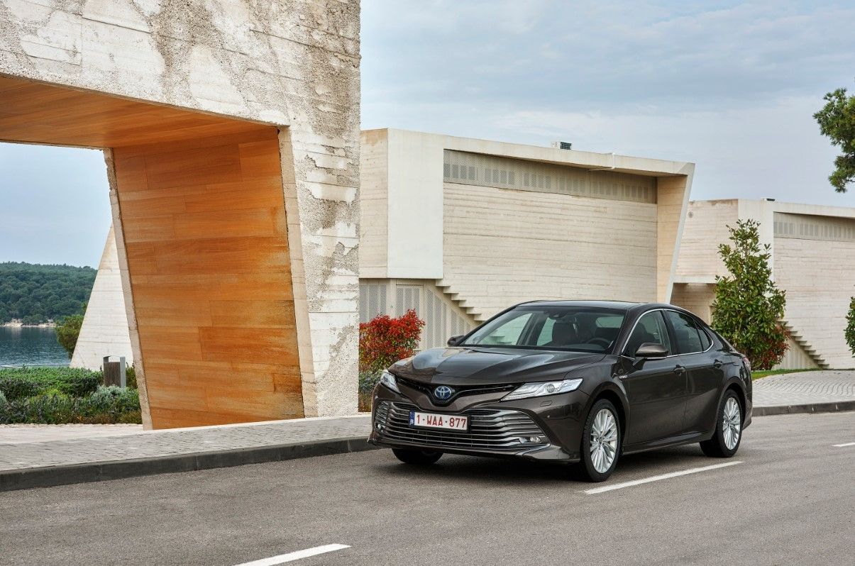 toyota-camry-parked-at-the-side-of-a-road