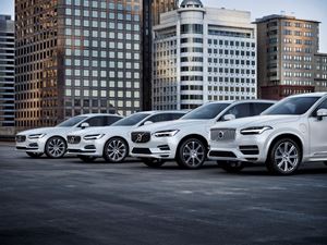 NEWS: Volvo acclaimed as Manufacturer of the Year in first ever carwow Car of the Year Awards