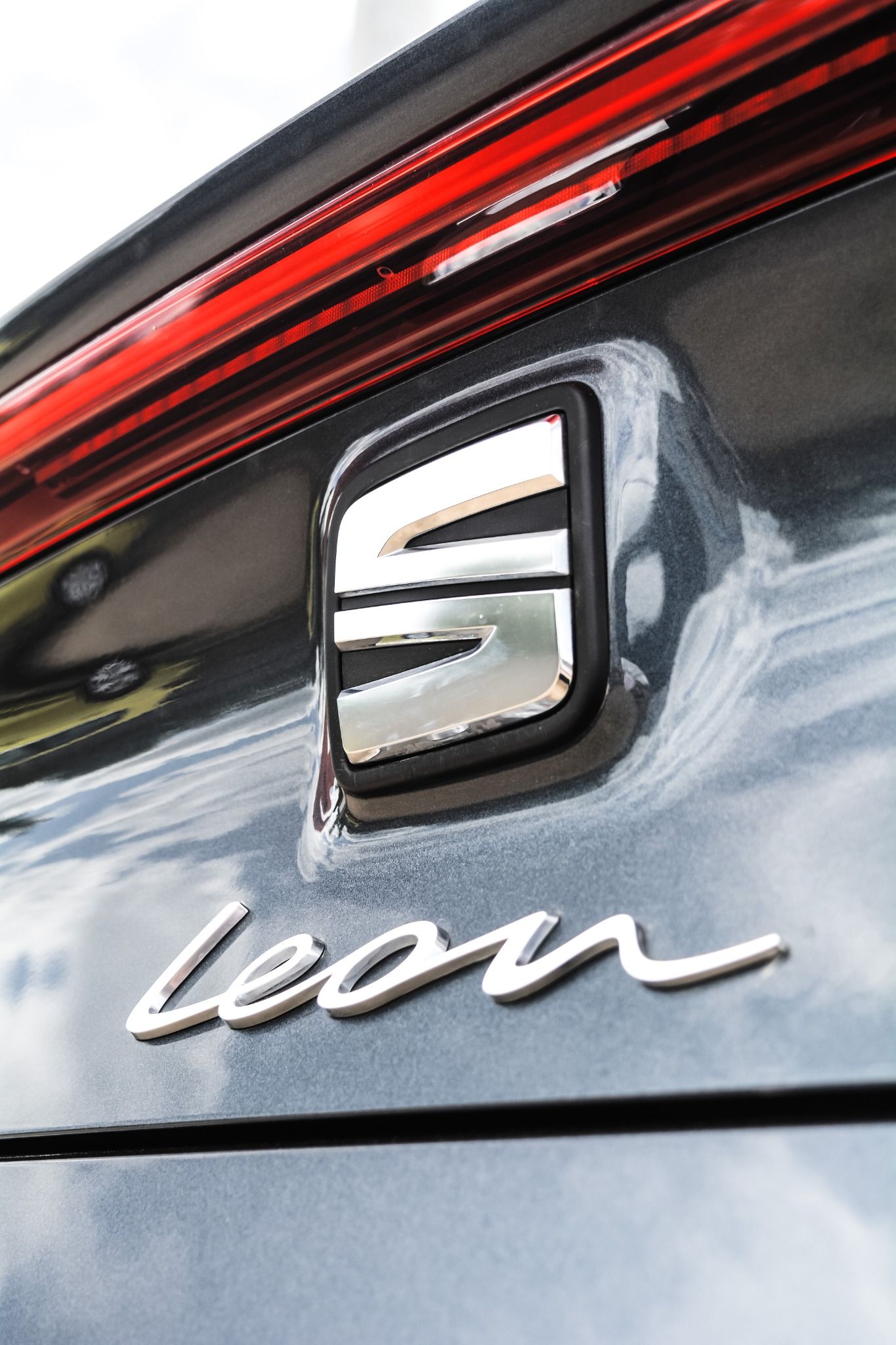 close up of New Leon badging and the Seat Logo boot release on a grey vehicle