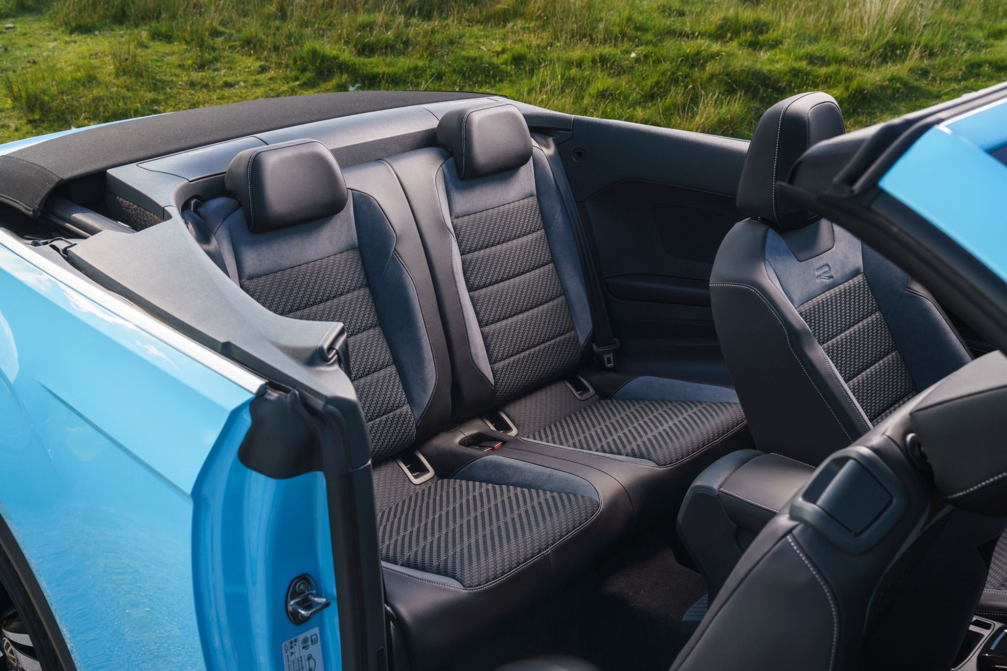 Rear seats of a blue VW Cabriolet
