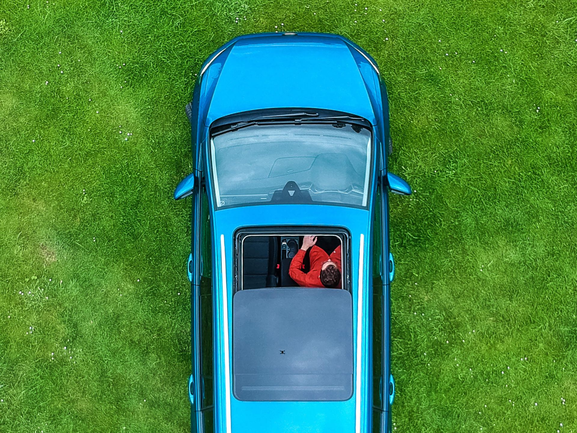 birds eye view of vw touran with panoramic roof open