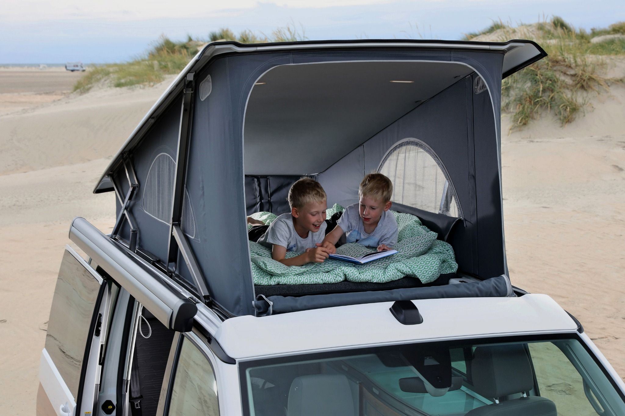 Children in the roof of the VW Cali Ocean