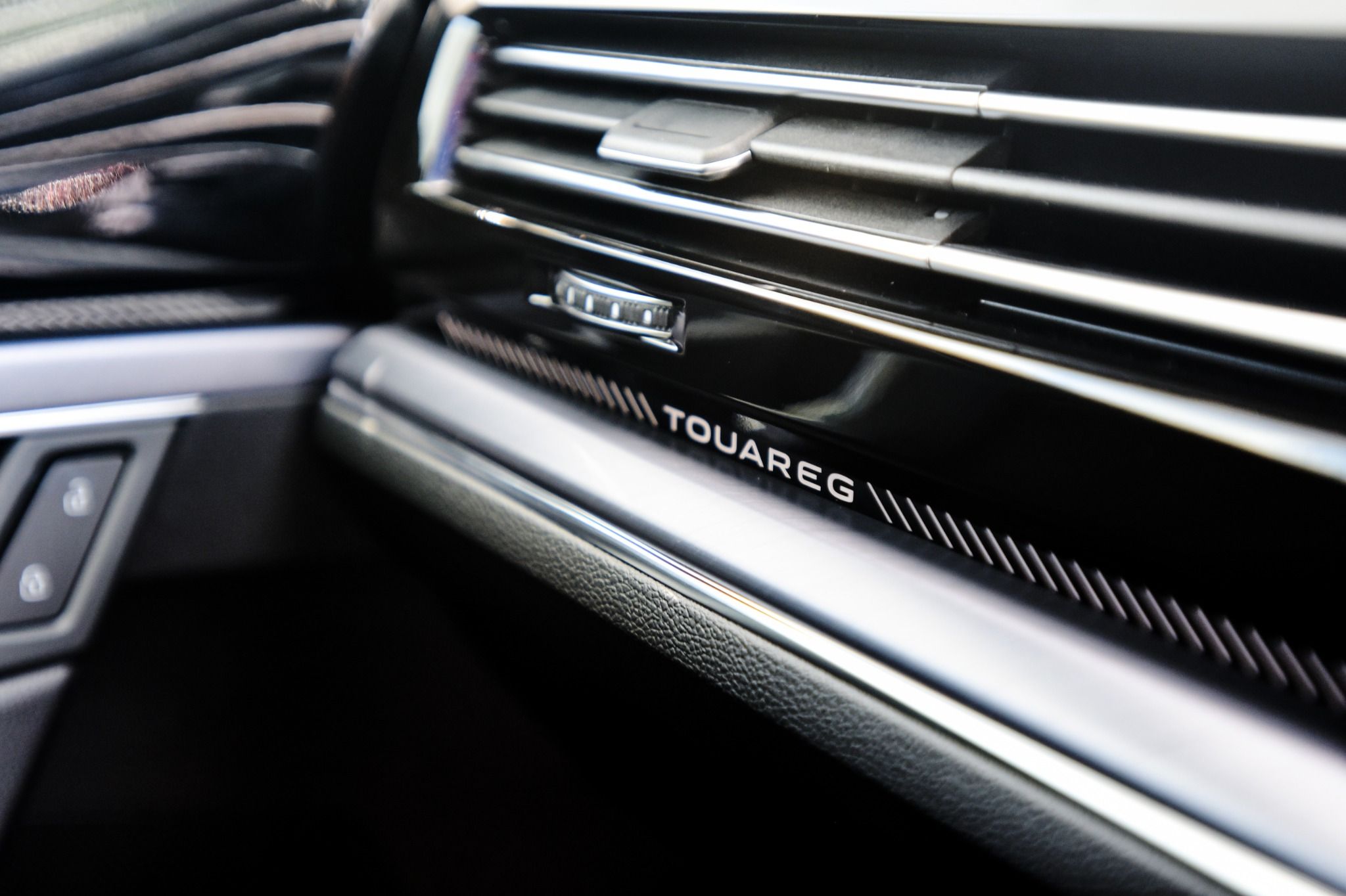 2024 Volkswagen Touareg Black Edition interior