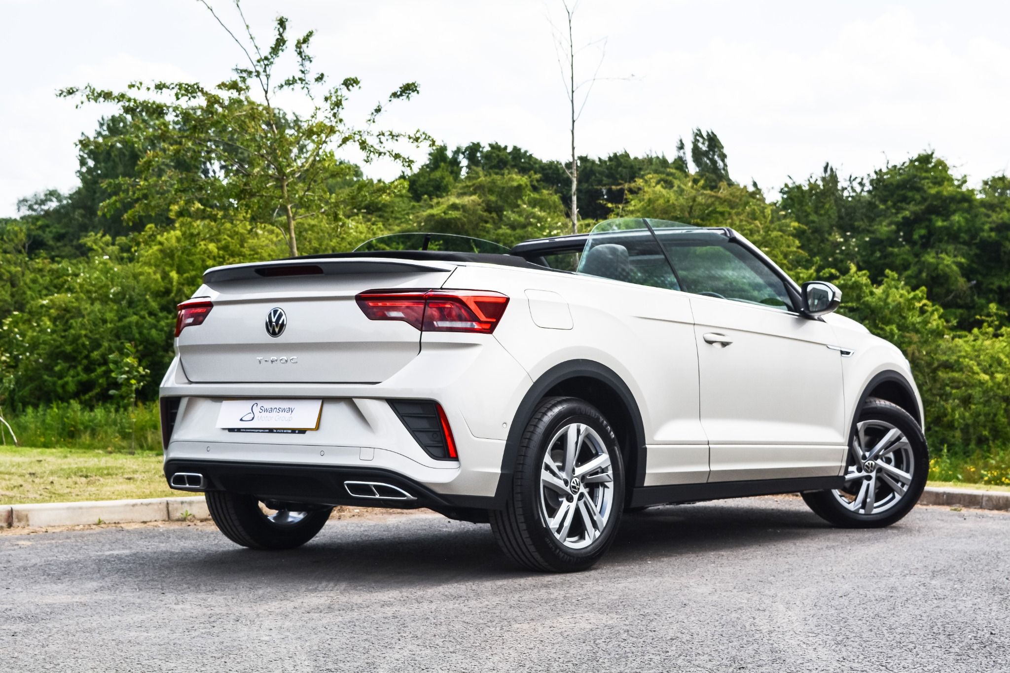 Rear or t-roc cabriolet with roof down