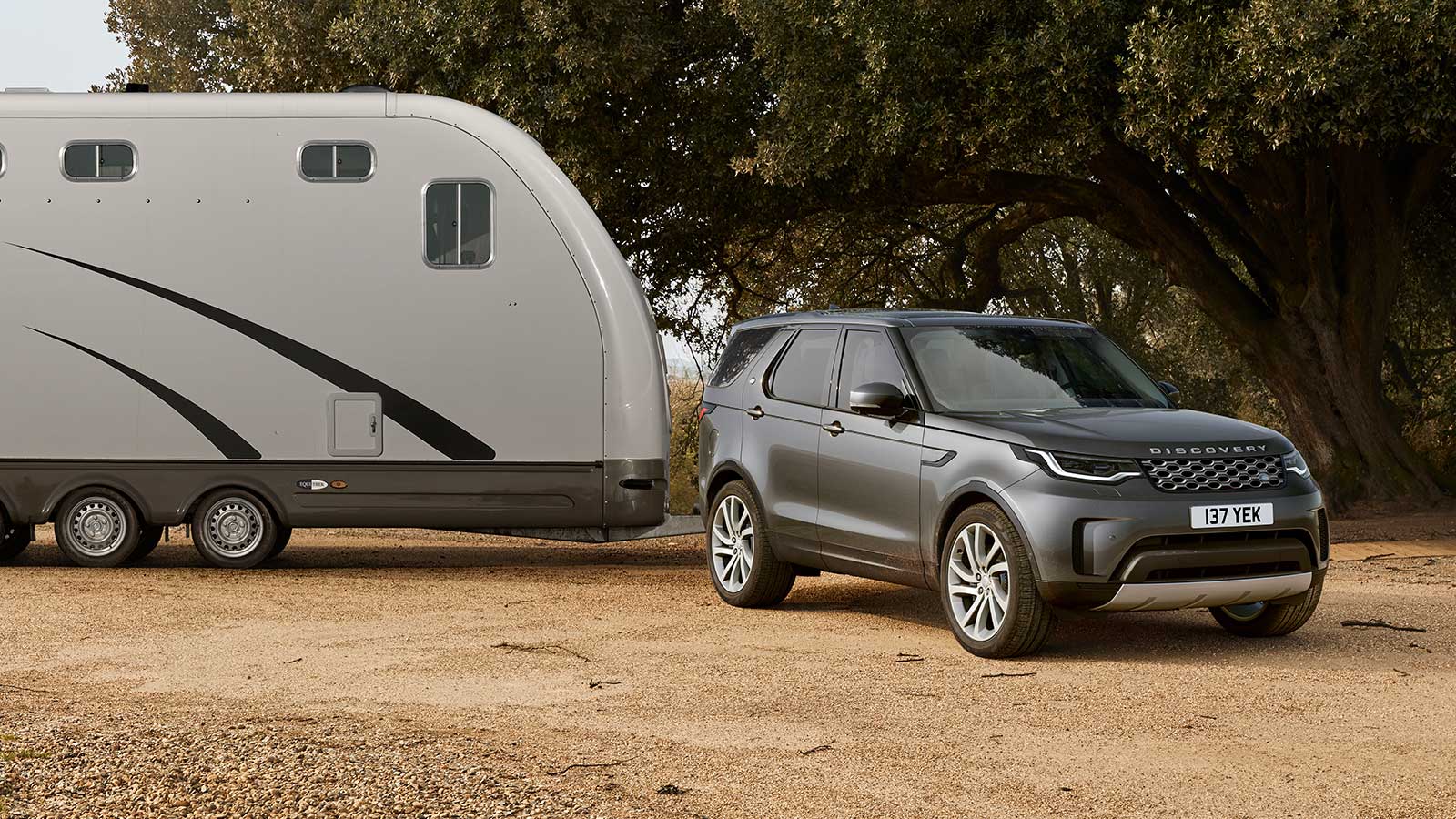 Land Rover Discovery exterior pulling a horse box