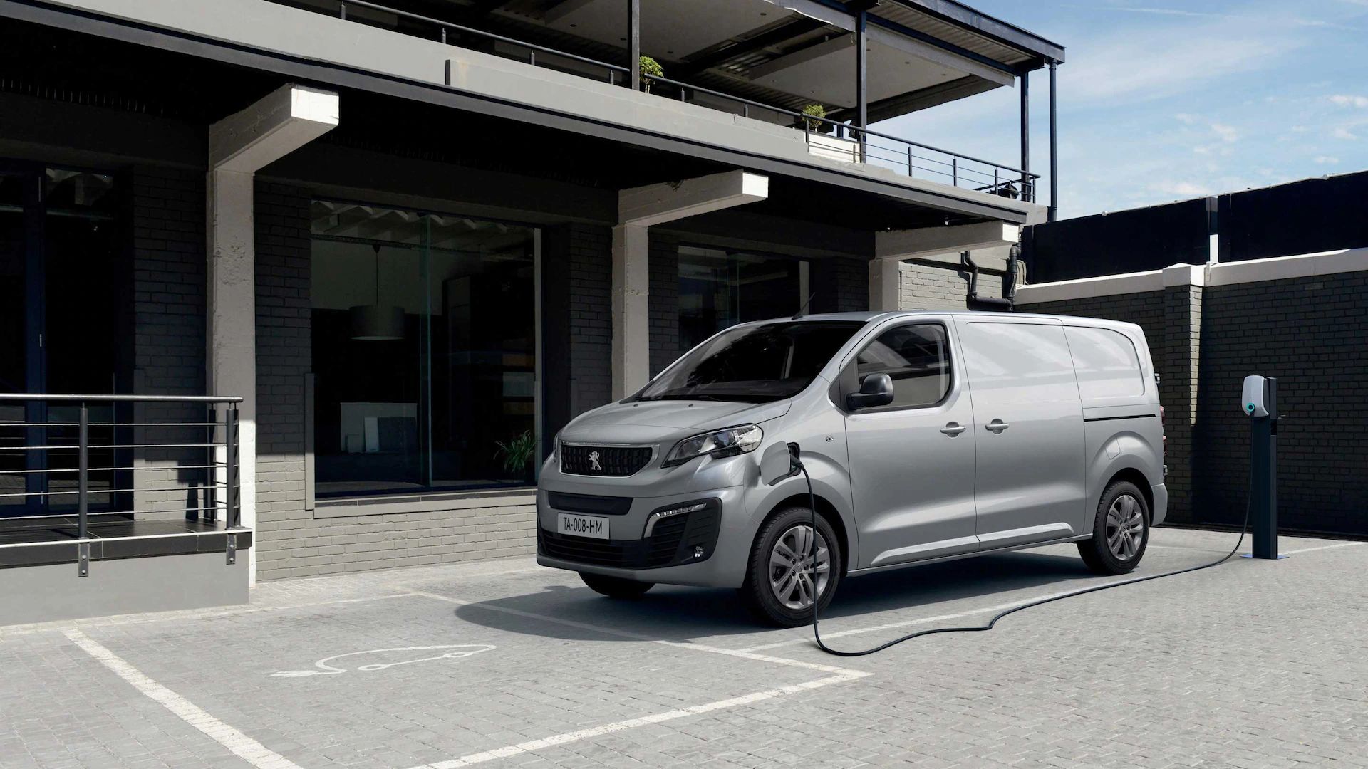 Peugeot Electric Expert on charge