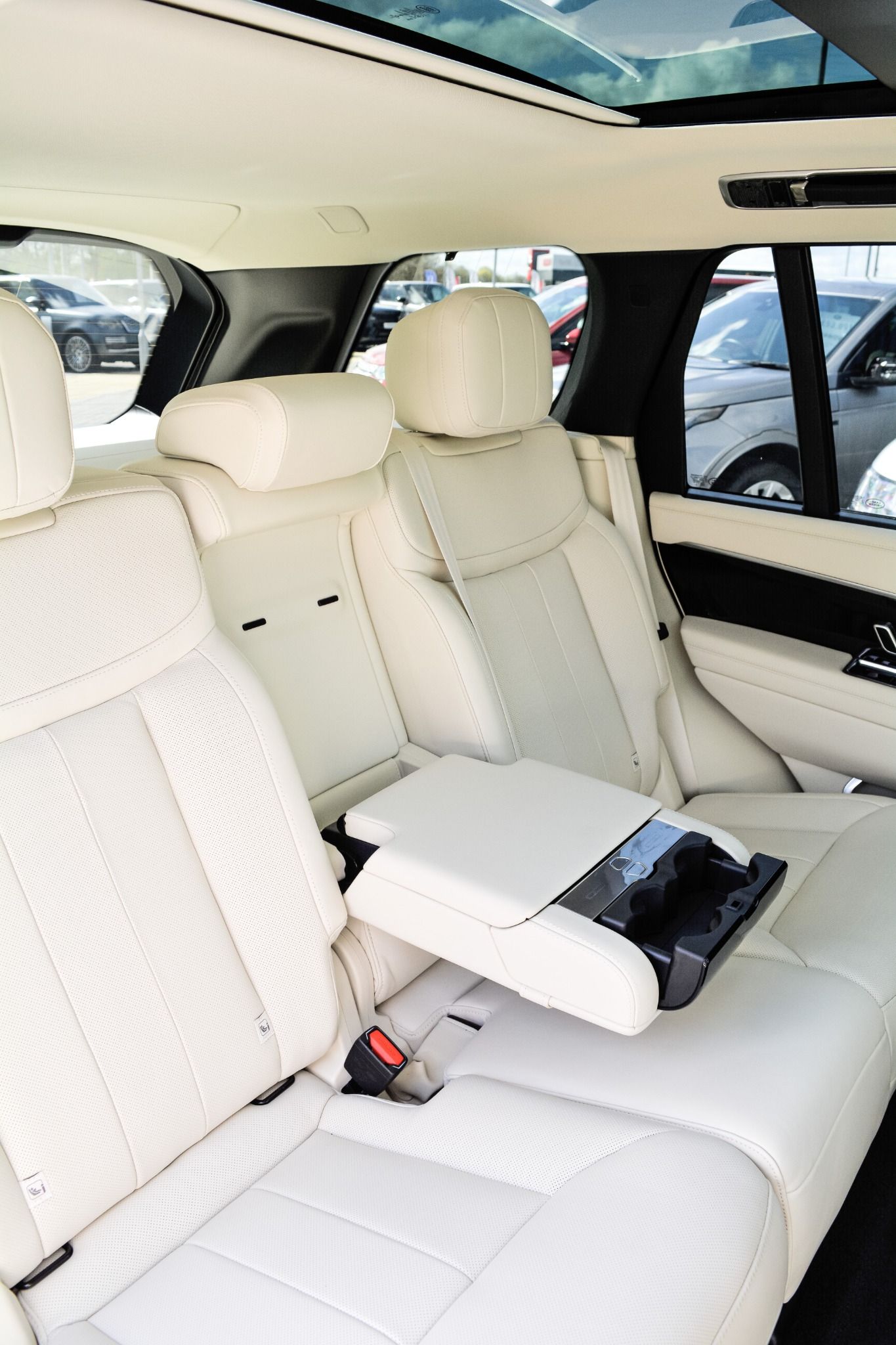 cream back seats inside the 2022 Range Rovert