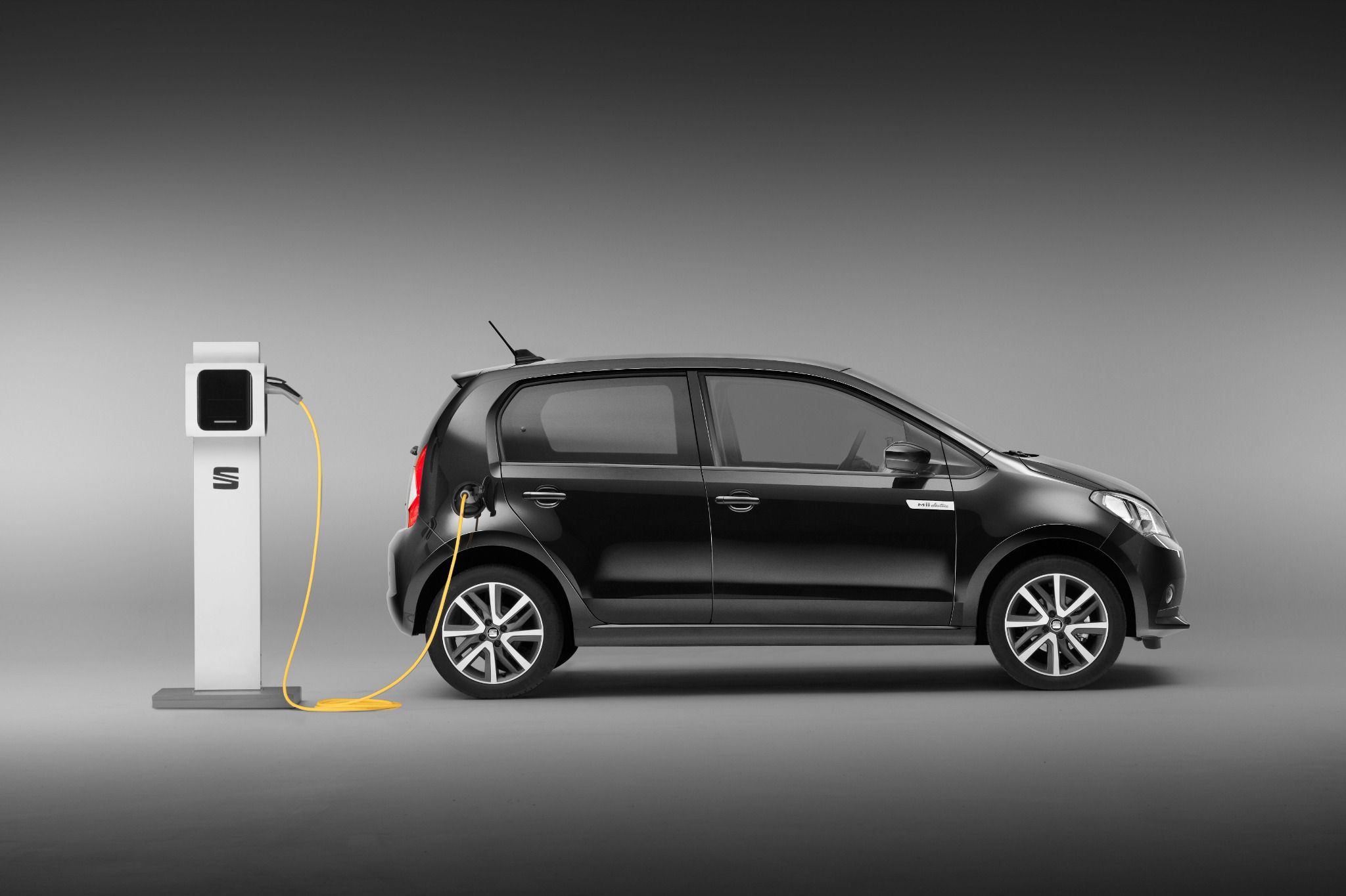 Side view of a SEAT mii electric charging