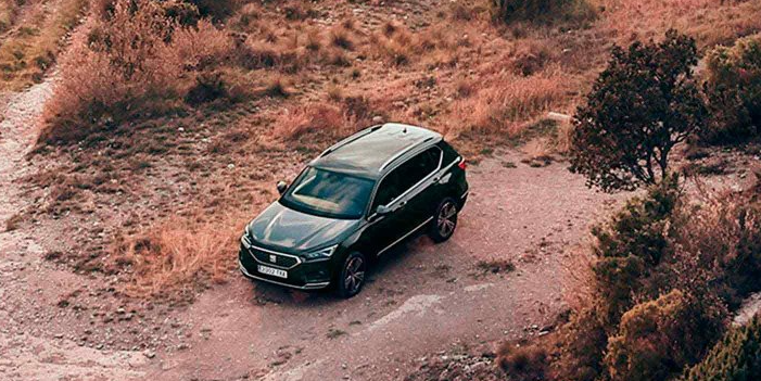 Black SEAt Tarraco driving in country