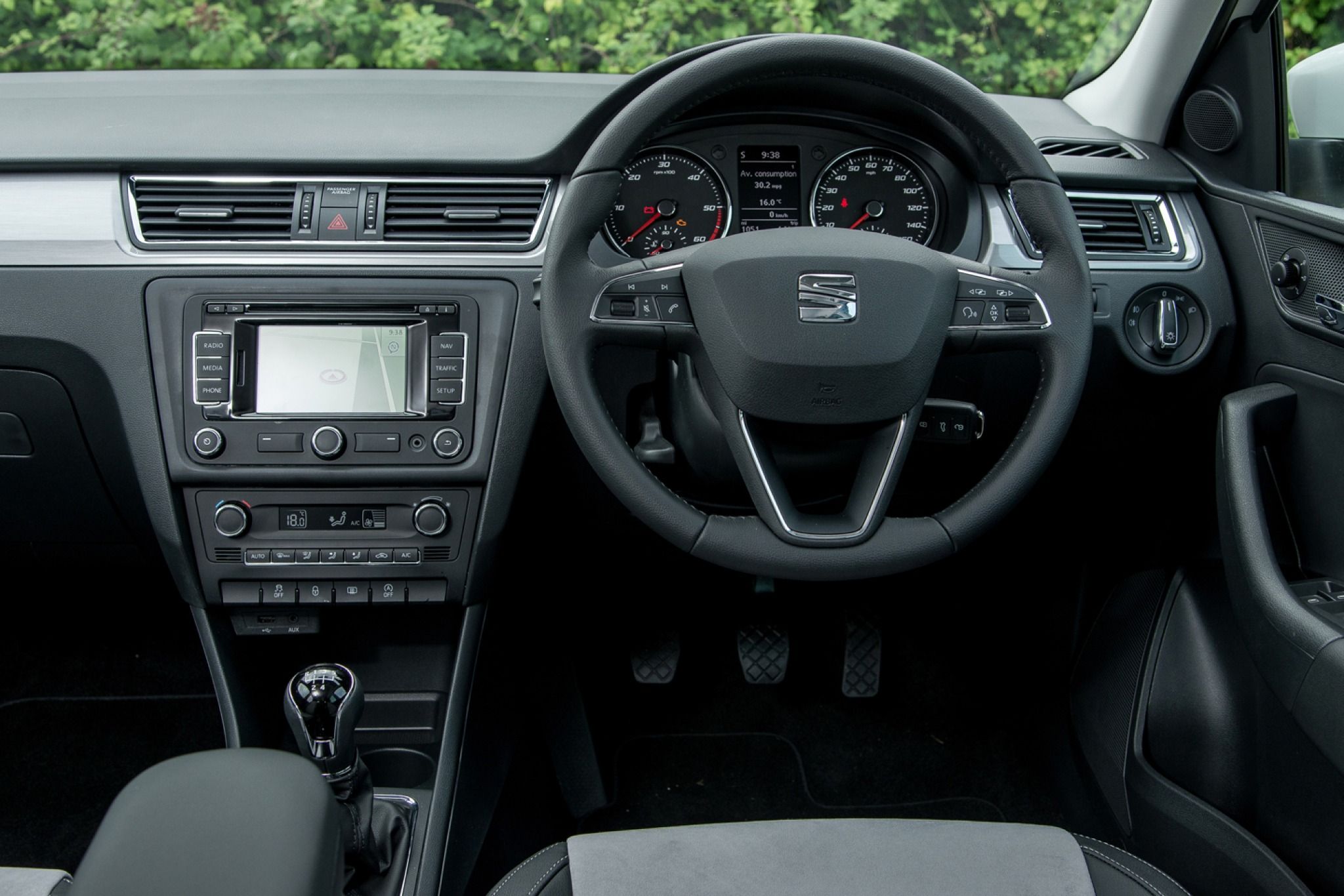 Steering wheel and dashboard of a SEAT Toledo