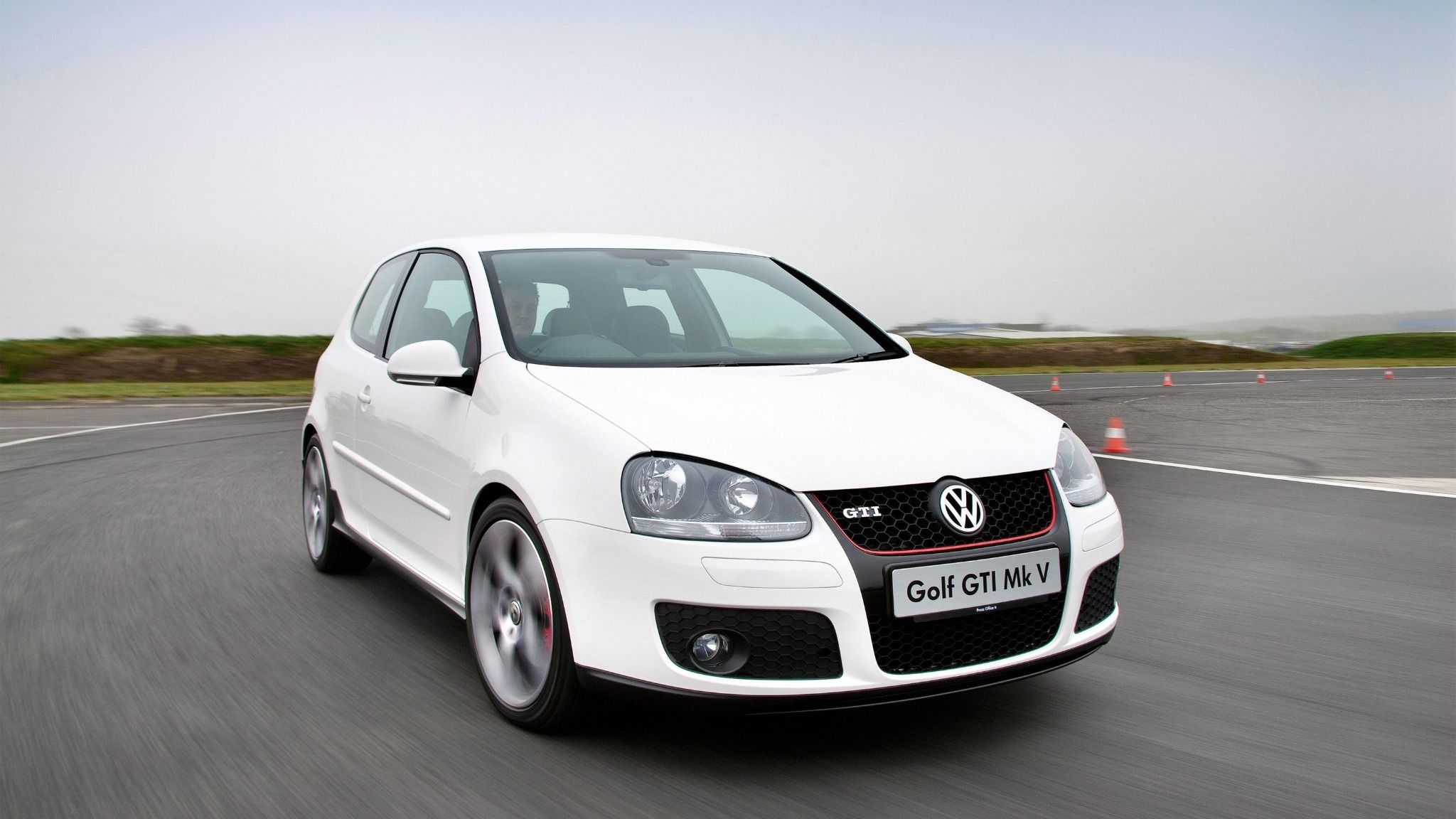 Front view of a white VW Golf GTI MkV