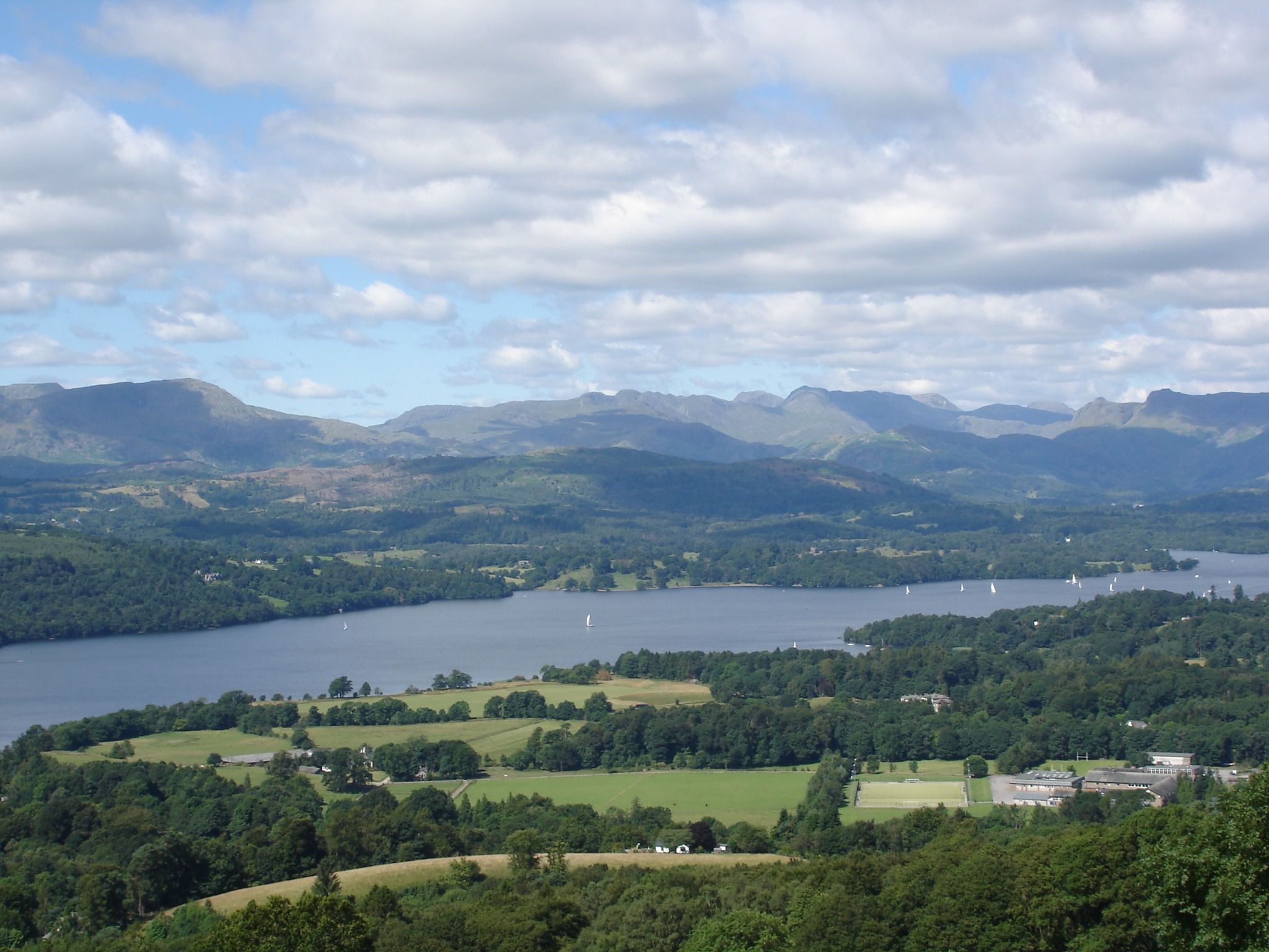 Windermere_Lake_District_from_hill